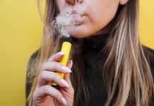 Interdiction des puffs : rien n’est joué Jeune fille vapote une puff