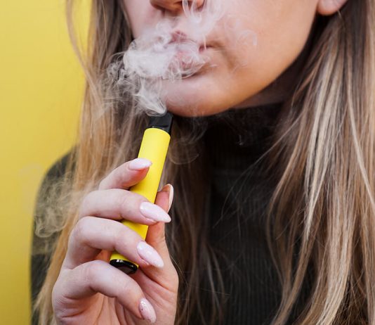 Interdiction des puffs : rien n’est joué Jeune fille vapote une puff